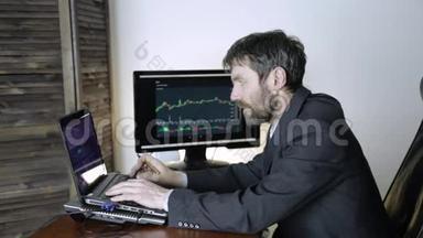 在密码证券交易所工作的笔记本电脑交易员。 商人追踪外汇兑换图